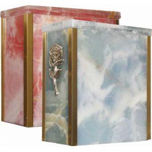 urne funéraire en marbre Onyx rose disponible avec bordures en or et rose dorée sur la façade pour personnaliser davantage l'hommage au défunt